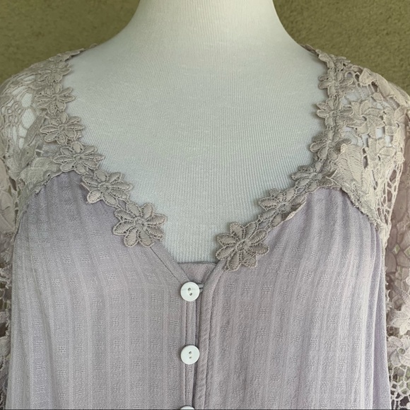 🔥5/$20🔥 Lace Light Lavender Blouse size L - Picture 9 of 12